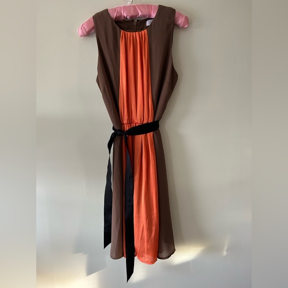 Pretty SUZY SHIER two layer dress with black belt & silky front panel - Picture 1 of 7